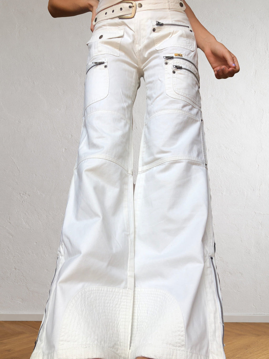 Pantaloni bianchi vintage anni 2000. Cargo, zip, cintura e fibbie
