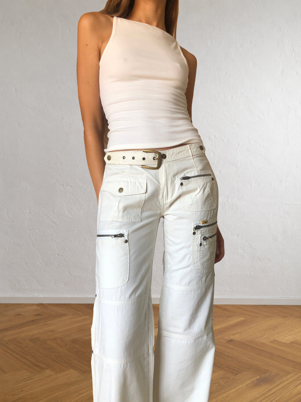 Pantaloni bianchi vintage anni 2000. Cargo, zip, cintura e fibbie