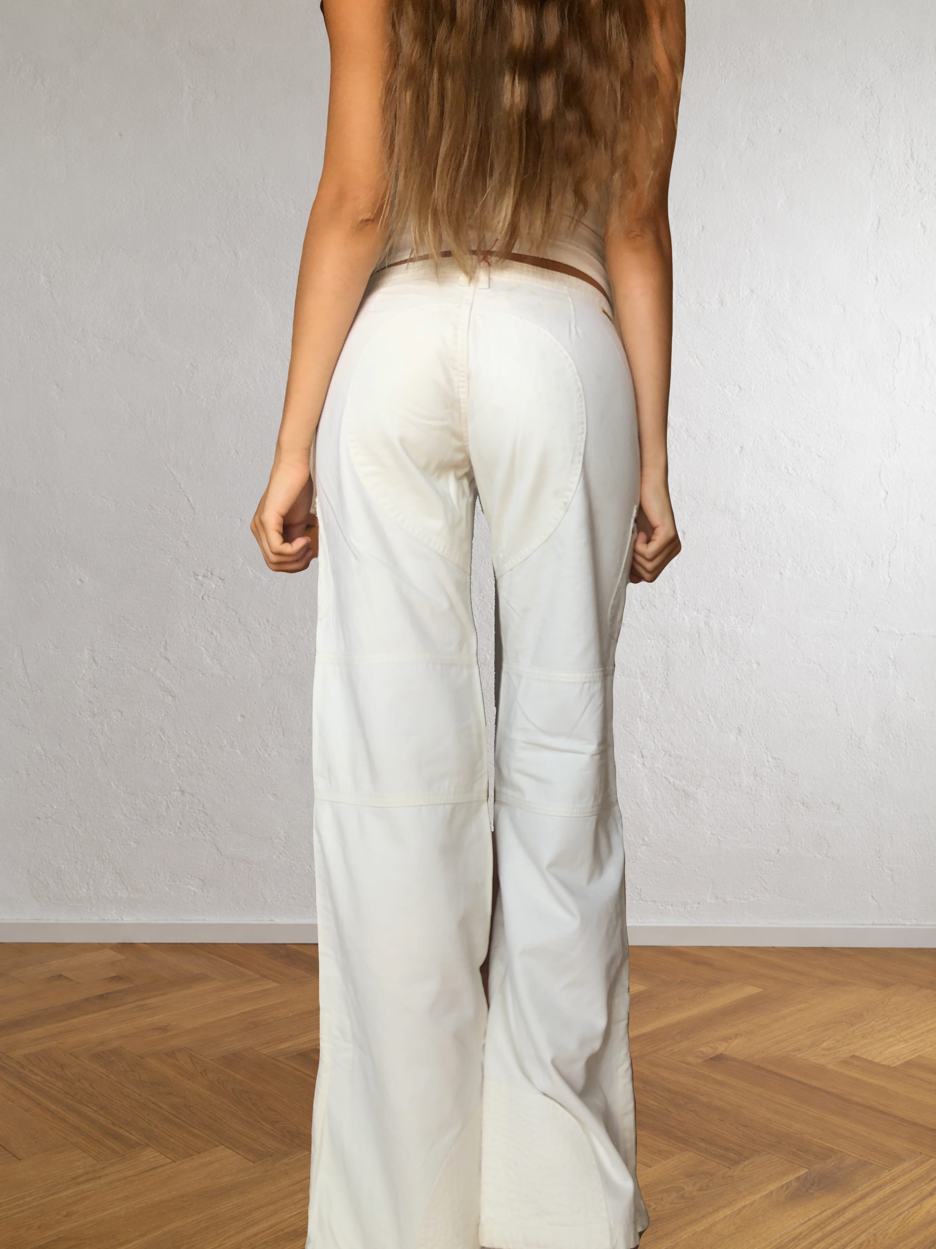 Pantaloni bianchi vintage anni 2000. Cargo, zip, cintura e fibbie