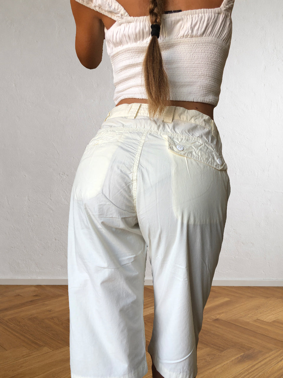 Weiße knielange Shorts im Stil der 90er