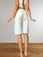 Weiße knielange Shorts im Stil der 90er
