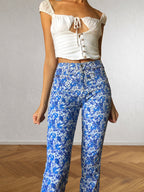 Blaue und weiße ONYX-Hose mit Blumenmuster im Stil der 90er