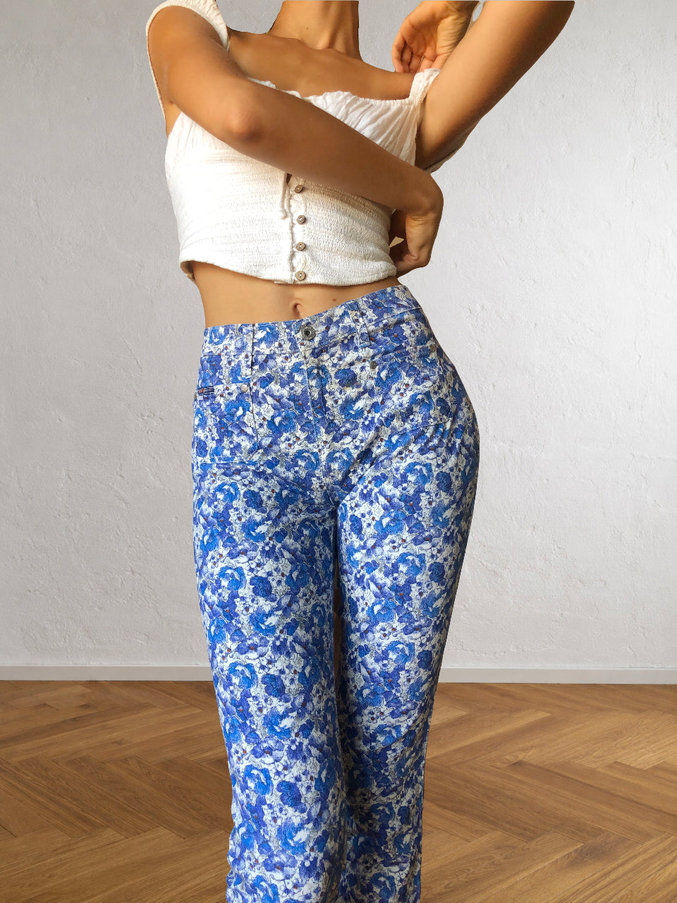 Blaue und weiße ONYX-Hose mit Blumenmuster im Stil der 90er