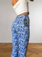 Blaue und weiße ONYX-Hose mit Blumenmuster im Stil der 90er