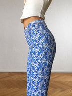 Blaue und weiße ONYX-Hose mit Blumenmuster im Stil der 90er