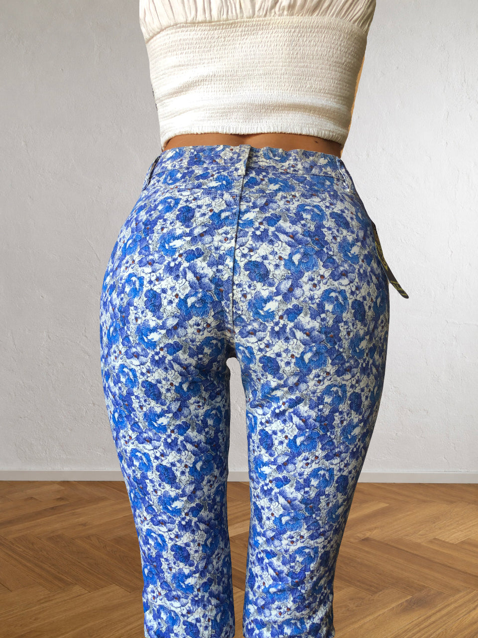 Blaue und weiße ONYX-Hose mit Blumenmuster im Stil der 90er