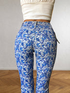 Blaue und weiße ONYX-Hose mit Blumenmuster im Stil der 90er