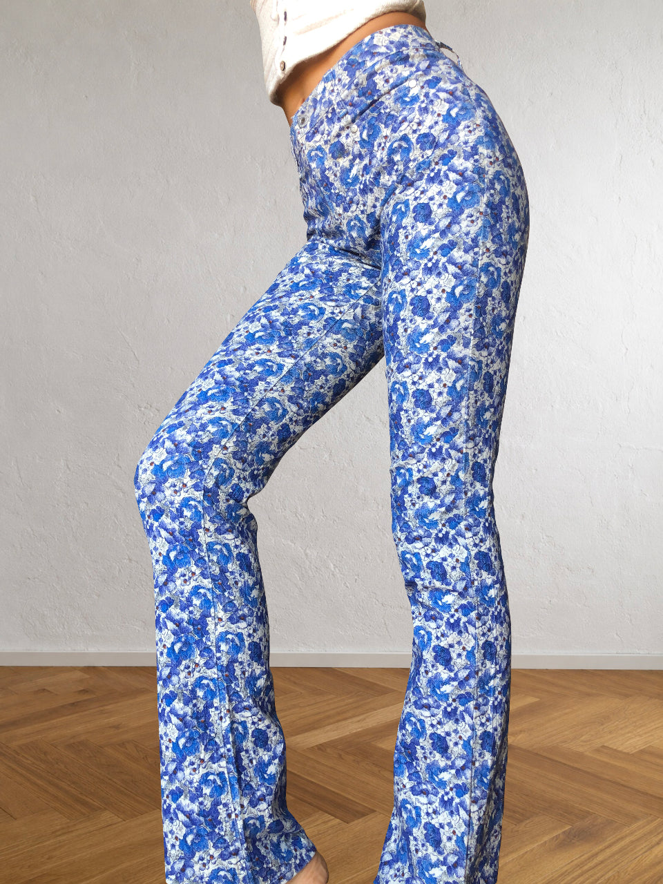 Blaue und weiße ONYX-Hose mit Blumenmuster im Stil der 90er