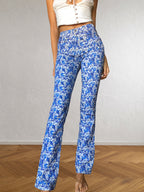 Blaue und weiße ONYX-Hose mit Blumenmuster im Stil der 90er