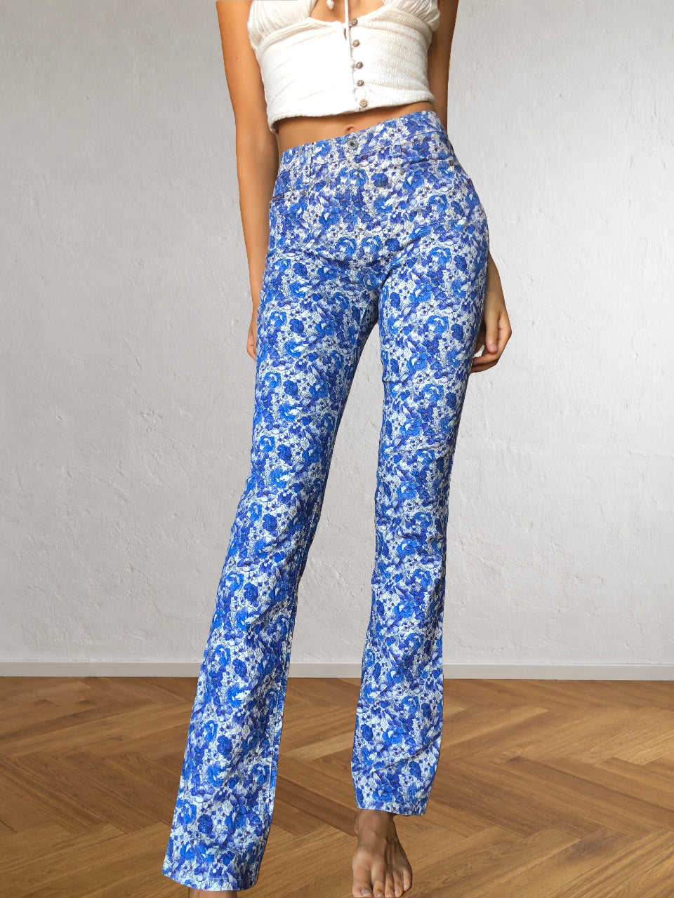 Blaue und weiße ONYX-Hose mit Blumenmuster im Stil der 90er