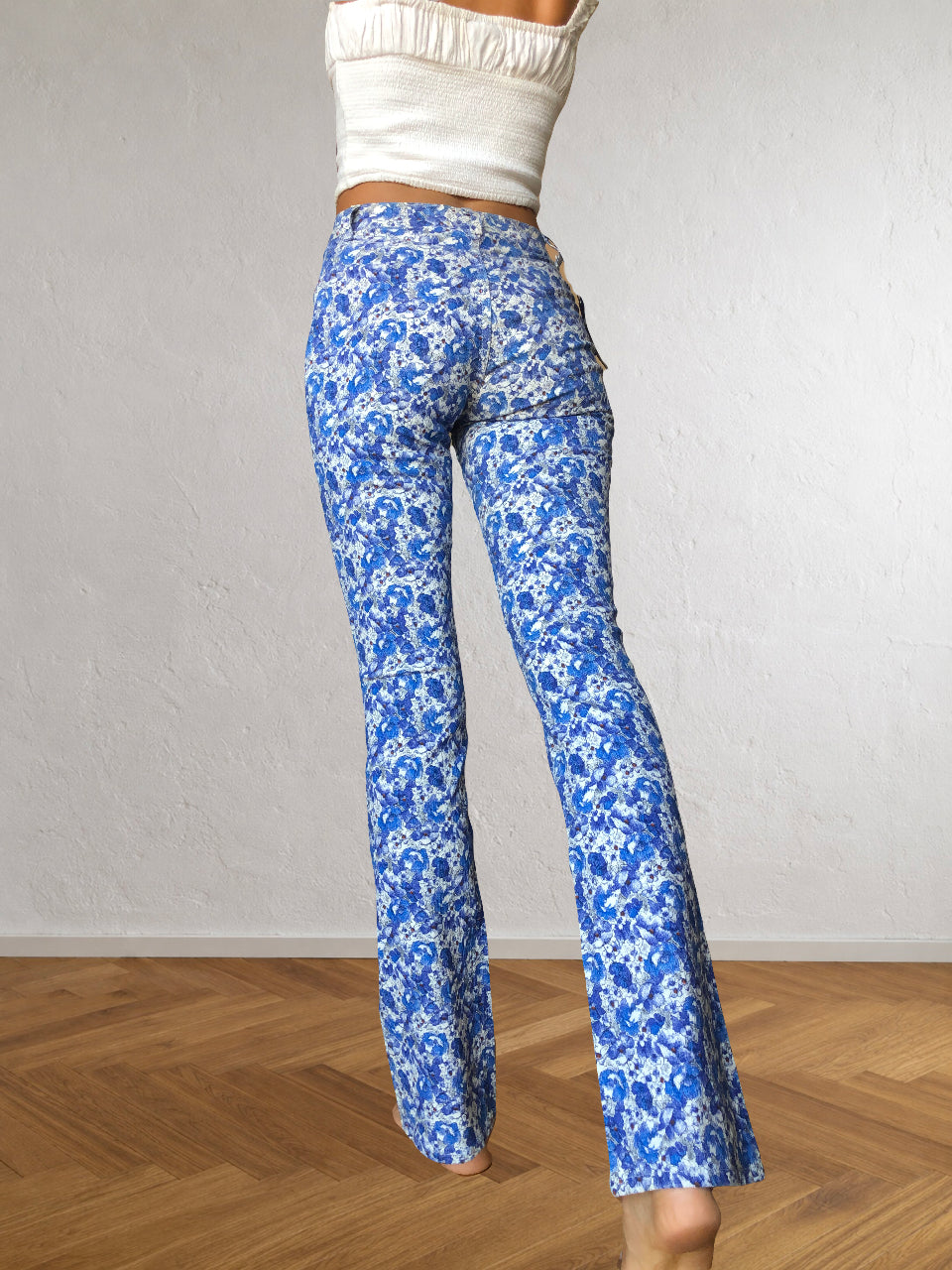 Blaue und weiße ONYX-Hose mit Blumenmuster im Stil der 90er