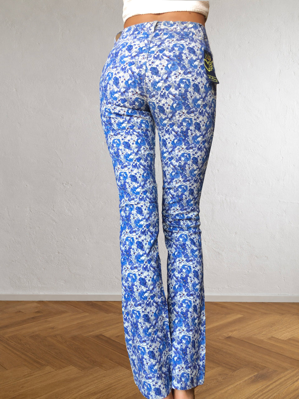 Blaue und weiße ONYX-Hose mit Blumenmuster im Stil der 90er