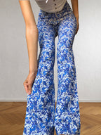 Blaue und weiße ONYX-Hose mit Blumenmuster im Stil der 90er