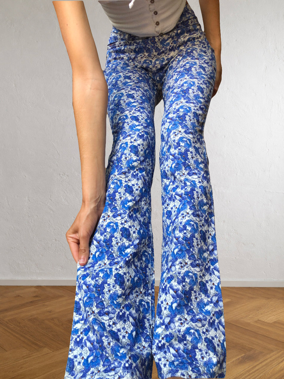 Blaue und weiße ONYX-Hose mit Blumenmuster im Stil der 90er