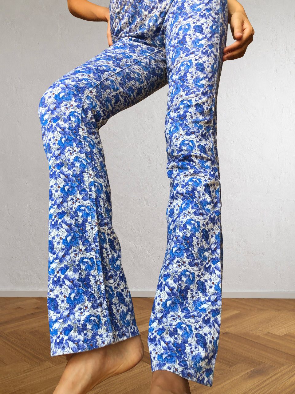 Blaue und weiße ONYX-Hose mit Blumenmuster im Stil der 90er