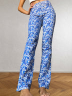 Blaue und weiße ONYX-Hose mit Blumenmuster im Stil der 90er