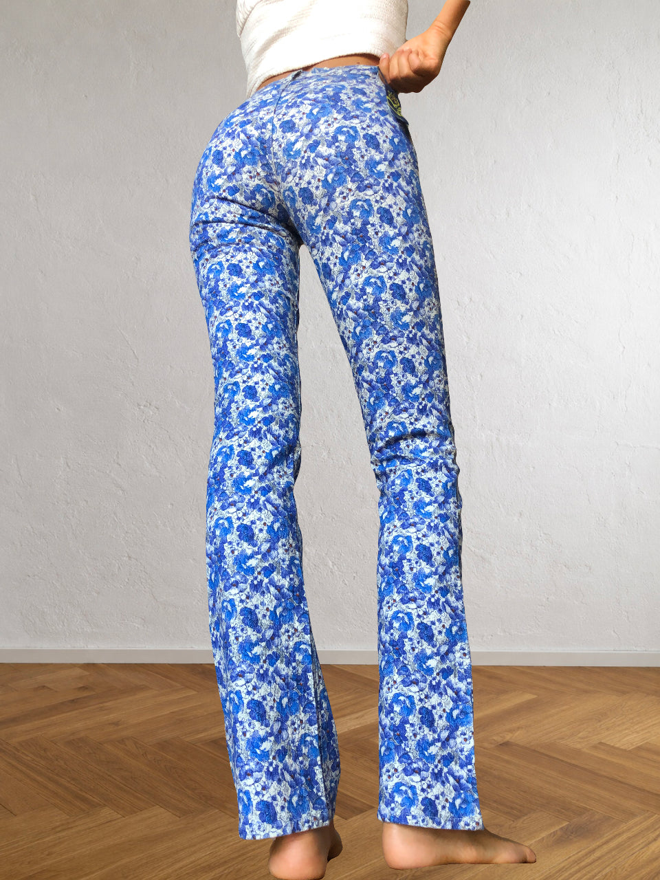 Blaue und weiße ONYX-Hose mit Blumenmuster im Stil der 90er