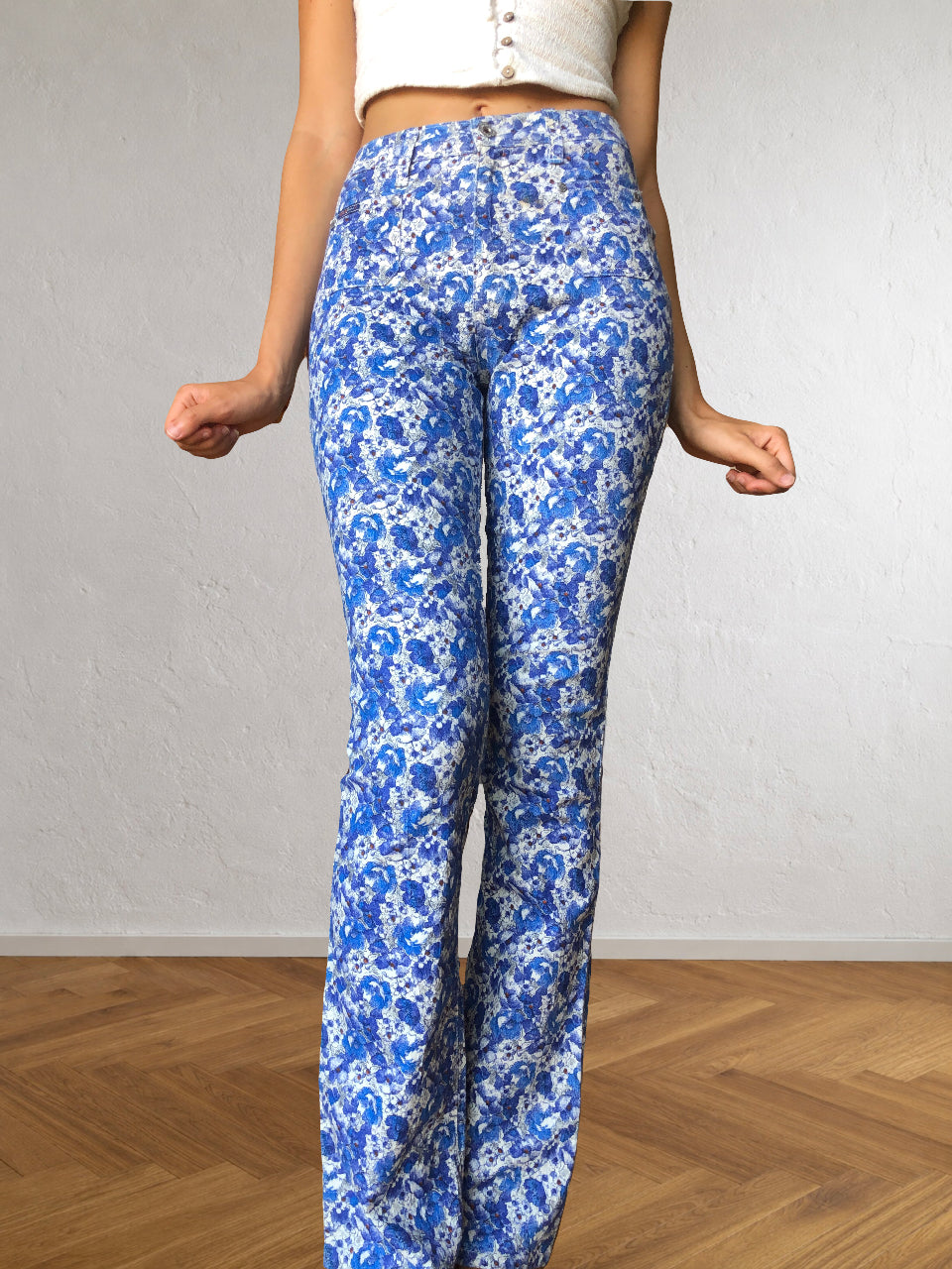 Blaue und weiße ONYX-Hose mit Blumenmuster im Stil der 90er