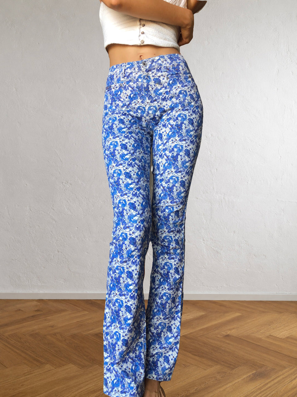 Blaue und weiße ONYX-Hose mit Blumenmuster im Stil der 90er