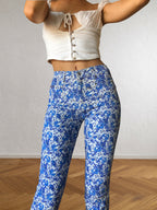 Blaue und weiße ONYX-Hose mit Blumenmuster im Stil der 90er