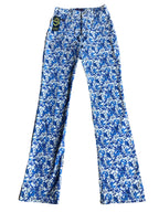 Blaue und weiße ONYX-Hose mit Blumenmuster im Stil der 90er
