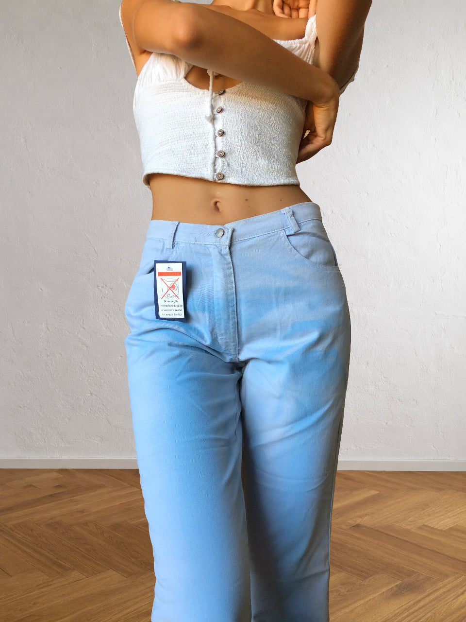 Hellblaue Schlaghose mit Tie-Dye-Muster im Stil der 2000er