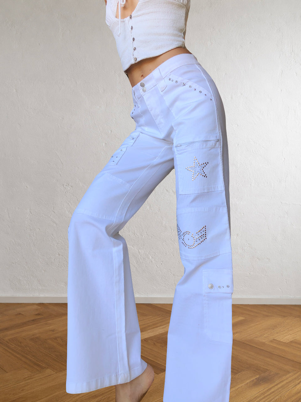 Weiße Cargo-Hose WANLI mit Strass und Nieten im Stil der 2000er