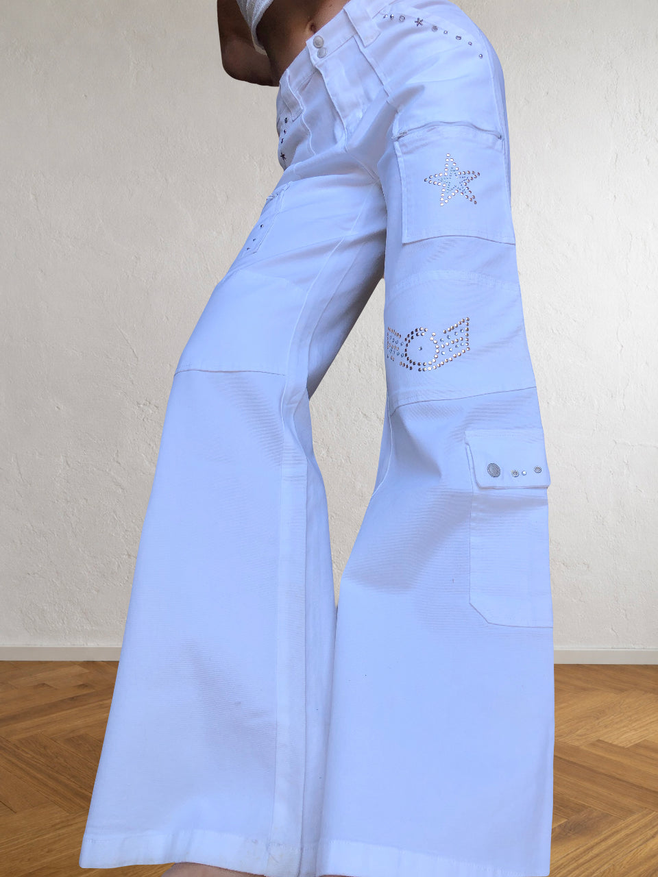 Weiße Cargo-Hose WANLI mit Strass und Nieten im Stil der 2000er