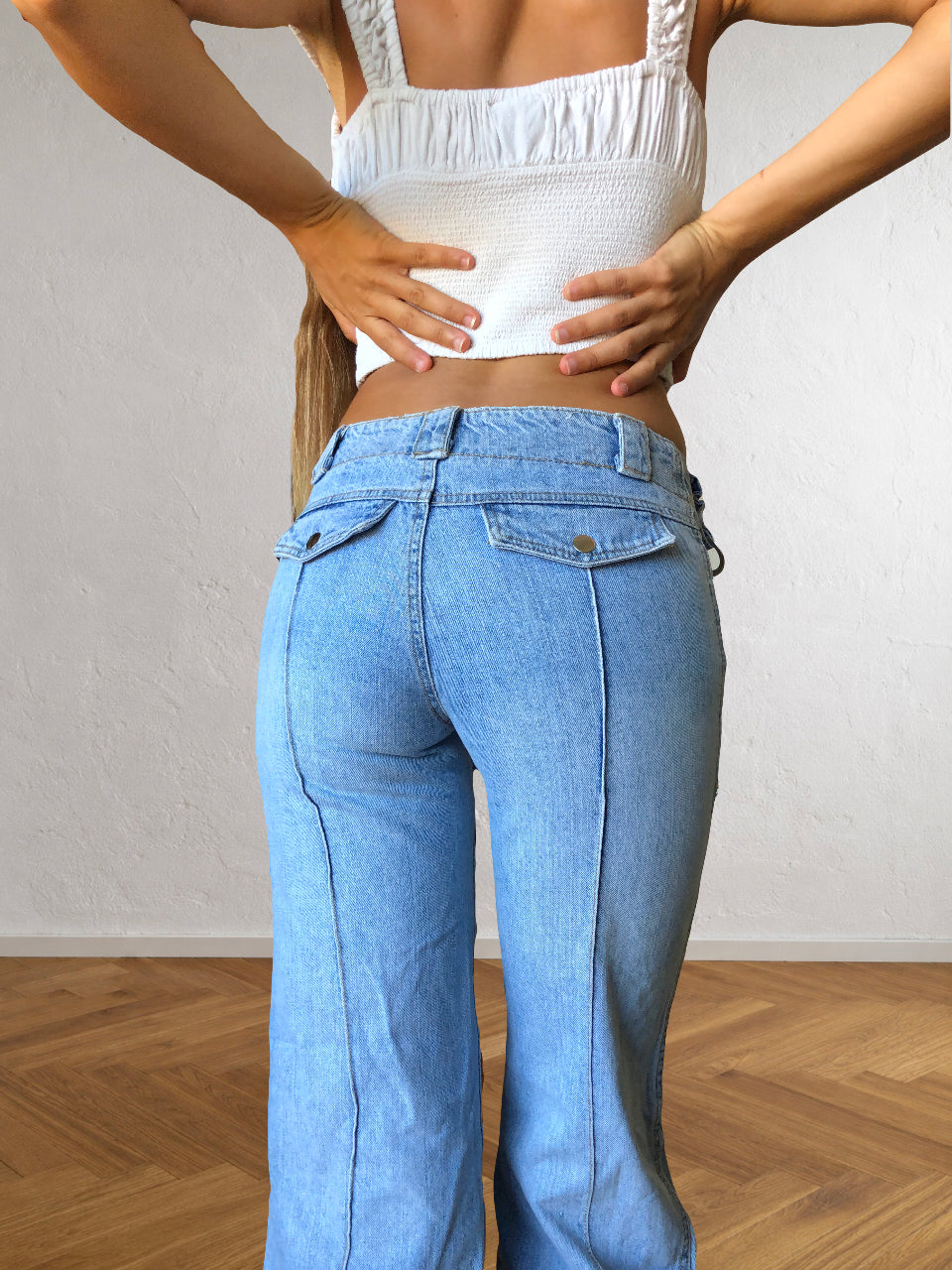 Weite Capri-Jeans mit Schnallen und niedriger Taille im 2000er-Jahre-Stil