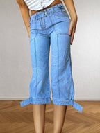 Weite Capri-Jeans mit Schnallen und niedriger Taille im 2000er-Jahre-Stil
