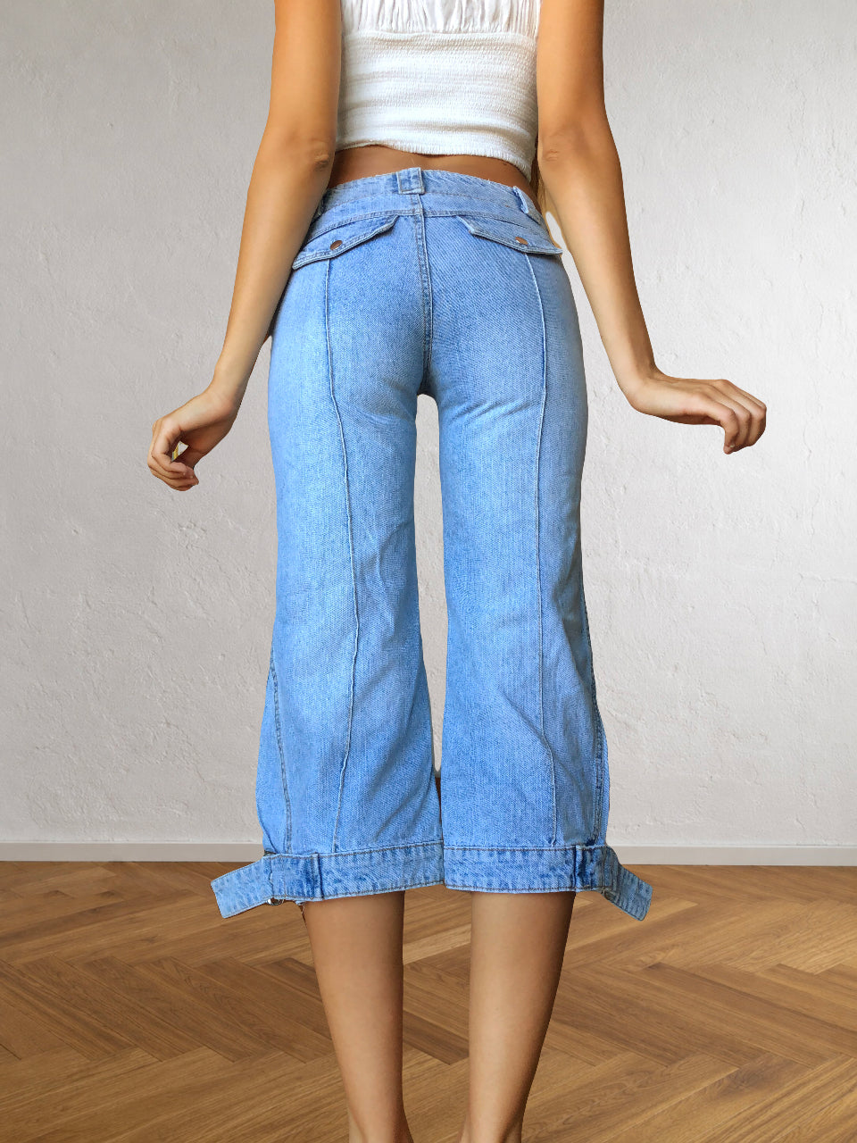 Weite Capri-Jeans mit Schnallen und niedriger Taille im 2000er-Jahre-Stil