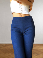 Dunkelblaue Jeans mit seitlichem Reißverschluss und Schlag im Stil der 90er