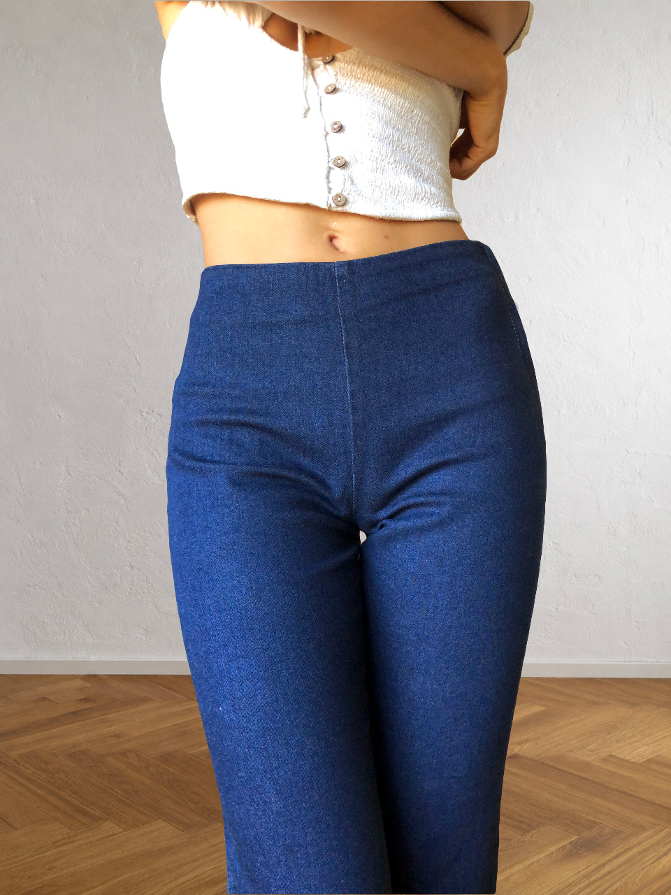 Dunkelblaue Jeans mit seitlichem Reißverschluss und Schlag im Stil der 90er