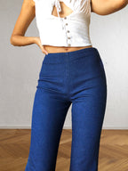 Dunkelblaue Jeans mit seitlichem Reißverschluss und Schlag im Stil der 90er