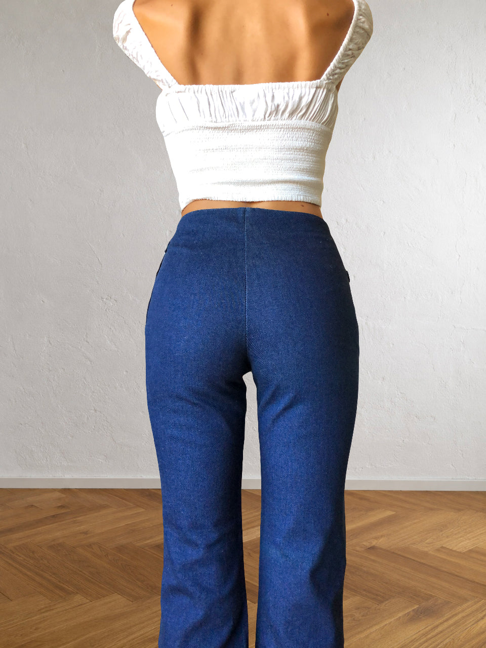 Dunkelblaue Jeans mit seitlichem Reißverschluss und Schlag im Stil der 90er