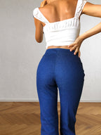 Dunkelblaue Jeans mit seitlichem Reißverschluss und Schlag im Stil der 90er