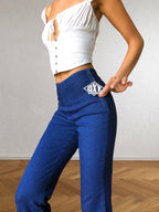 Dunkelblaue Jeans mit seitlichem Reißverschluss und Schlag im Stil der 90er