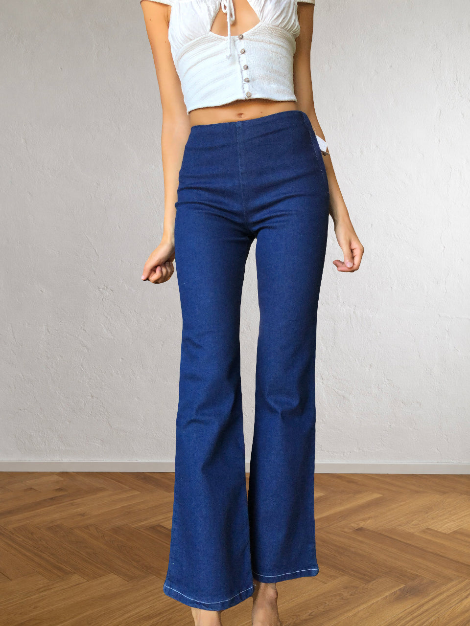 Dunkelblaue Jeans mit seitlichem Reißverschluss und Schlag im Stil der 90er