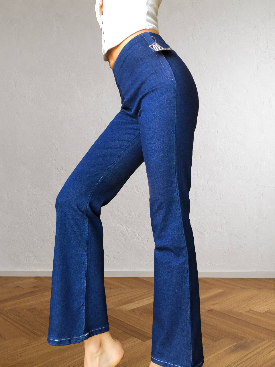 Dunkelblaue Jeans mit seitlichem Reißverschluss und Schlag im Stil der 90er