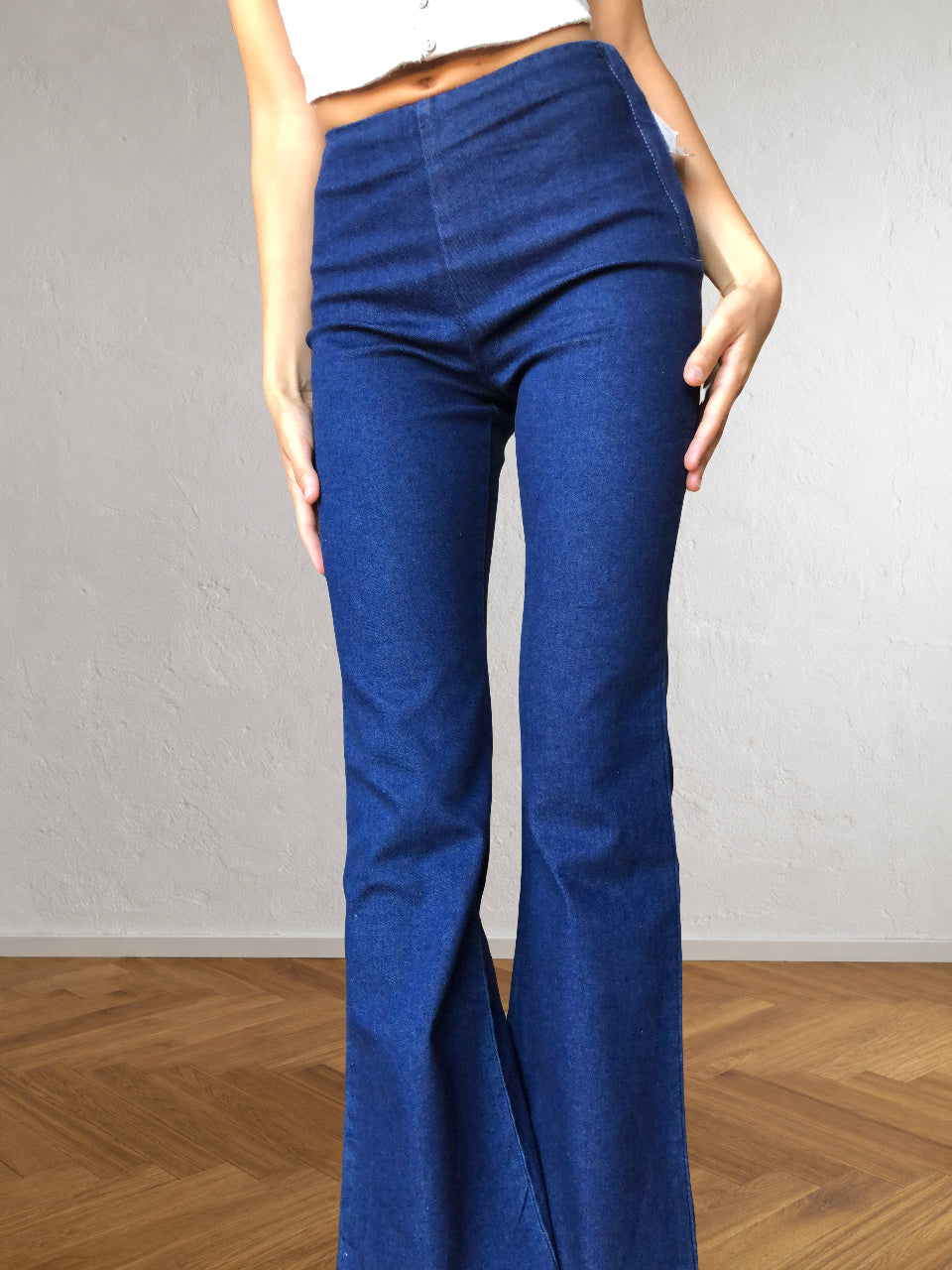 Dunkelblaue Jeans mit seitlichem Reißverschluss und Schlag im Stil der 90er