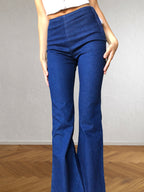 Dunkelblaue Jeans mit seitlichem Reißverschluss und Schlag im Stil der 90er