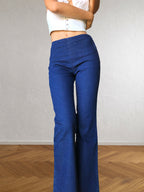 Dunkelblaue Jeans mit seitlichem Reißverschluss und Schlag im Stil der 90er