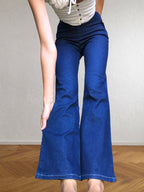 Dunkelblaue Jeans mit seitlichem Reißverschluss und Schlag im Stil der 90er
