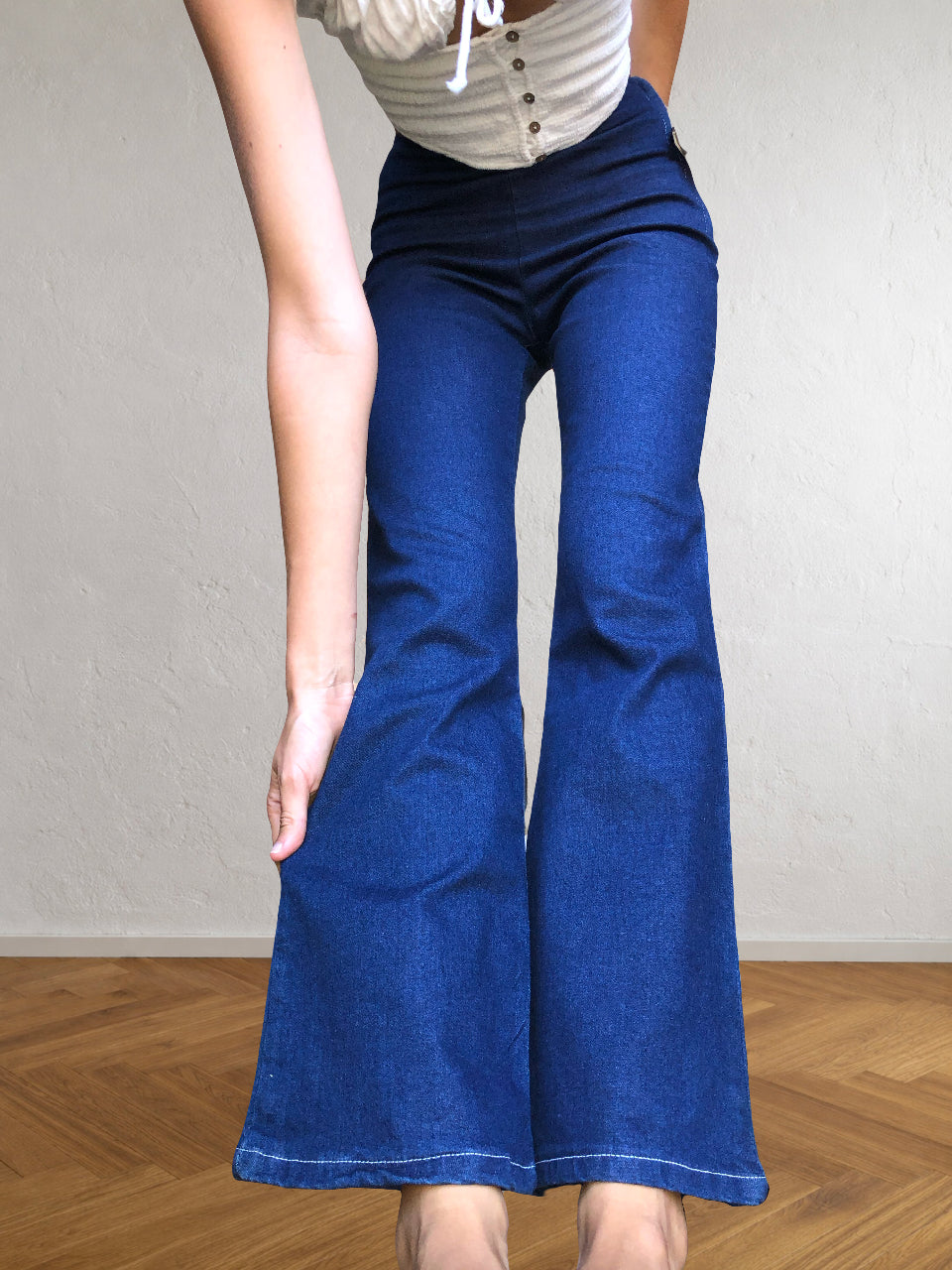 Dunkelblaue Jeans mit seitlichem Reißverschluss und Schlag im Stil der 90er