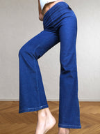 Dunkelblaue Jeans mit seitlichem Reißverschluss und Schlag im Stil der 90er