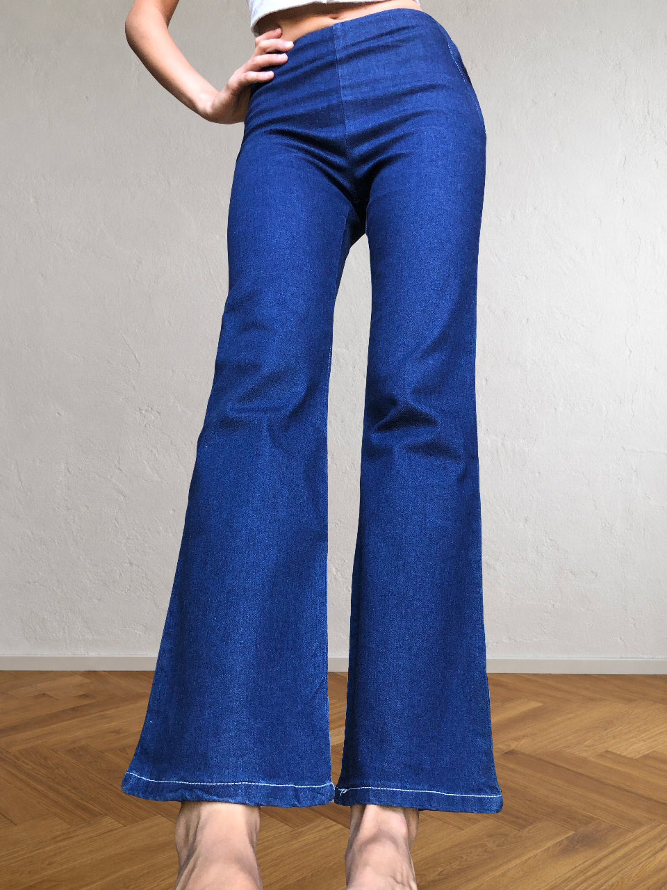 Dunkelblaue Jeans mit seitlichem Reißverschluss und Schlag im Stil der 90er