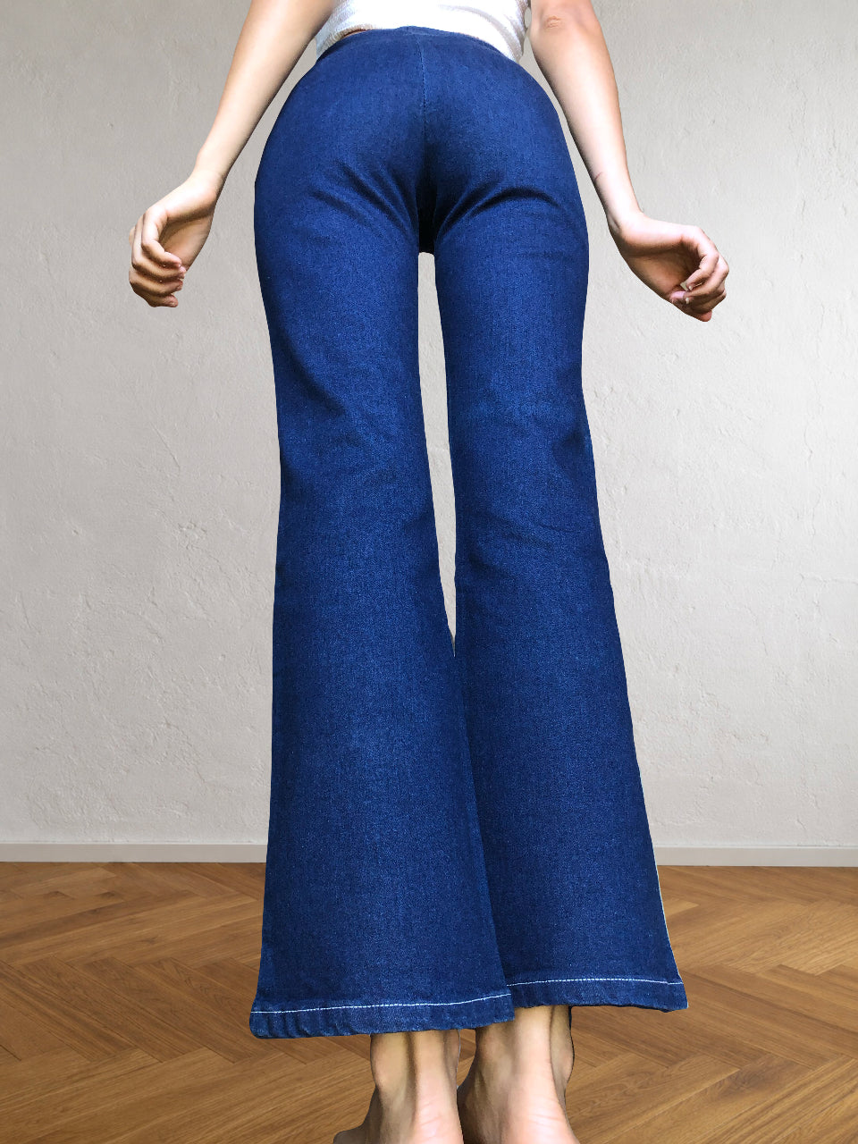 Dunkelblaue Jeans mit seitlichem Reißverschluss und Schlag im Stil der 90er
