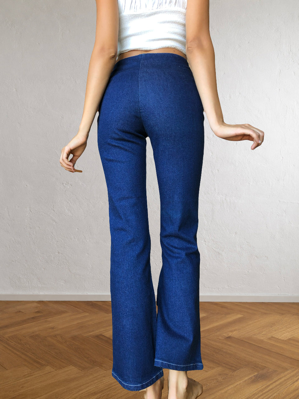 Dunkelblaue Jeans mit seitlichem Reißverschluss und Schlag im Stil der 90er