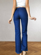 Dunkelblaue Jeans mit seitlichem Reißverschluss und Schlag im Stil der 90er