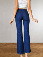 Dunkelblaue Jeans mit seitlichem Reißverschluss und Schlag im Stil der 90er